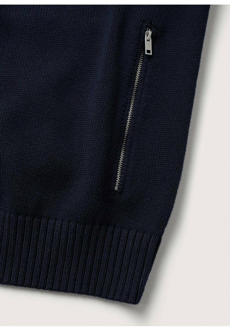 Herren Strickjacken | Mango BINGER Strickjacke navy/royal - SZ24929 Herren Strickjacken | Mango BINGER Strickjacke navy/royal - SZ24929