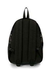 Zaino nero con tessuto testurizzato, dotato di dettagli in paillettes lungo la parte superiore, spallacci regolabili e manico superiore per il trasporto.