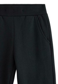 Sorte atletikbukser med en ribbet talje, sidelommer og et glat, struktureret stof. Har en afslappet pasform og minimal syning.