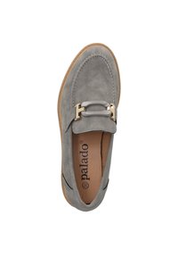 Mocassin en daim gris avec un bout arrondi, doté d'une boucle en métal doré et d'une semelle en caoutchouc brun. L'intérieur présente un détail de marque.