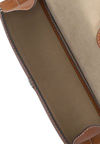 Bruine leren handtas met een gladde, gestructureerde afwerking. Het interieur heeft een beige voering en contrasterende stiksels langs de randen.