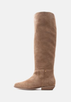 Hoher brauner Wildlederstiefel mit einem niedrigen Holzabsatz und rundem Zehenbereich, seitlich gezeigt vor weißem Hintergrund.