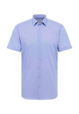 Lyseblå kortærmet skjorte med knapper foran, klassisk krave og hvide knapper, lavet af struktureret stof.