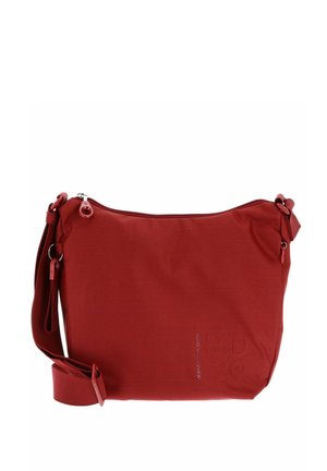 Sac bandoulière synthétique rouge avec une surface texturée, fermeture éclair et bandoulière réglable. Présente un logo discret sur le côté.