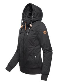 Zwarte capuchonjack met een ritssluiting aan de voorkant, met een gestructureerde fleece voering, elastische manchetten, twee zakken en lederen trekkoorden.