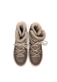 Brązowe botki za kostkę z teksturowaną cholewką, beżowym sztucznym futrem w środku i beżowymi sznurowadłami. Podeszwa jest biała i lekko wyściełana.