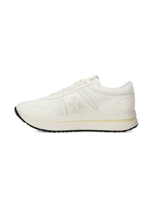 Sneaker bianca in pelle con allacciatura frontale, suola rialzata, logo discreto ricamato sul lato e suola nera sotto.