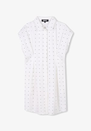 Chemise blanche à manches courtes avec un motif répétitif de cœurs noirs et de lettres. Tissu doux et léger.