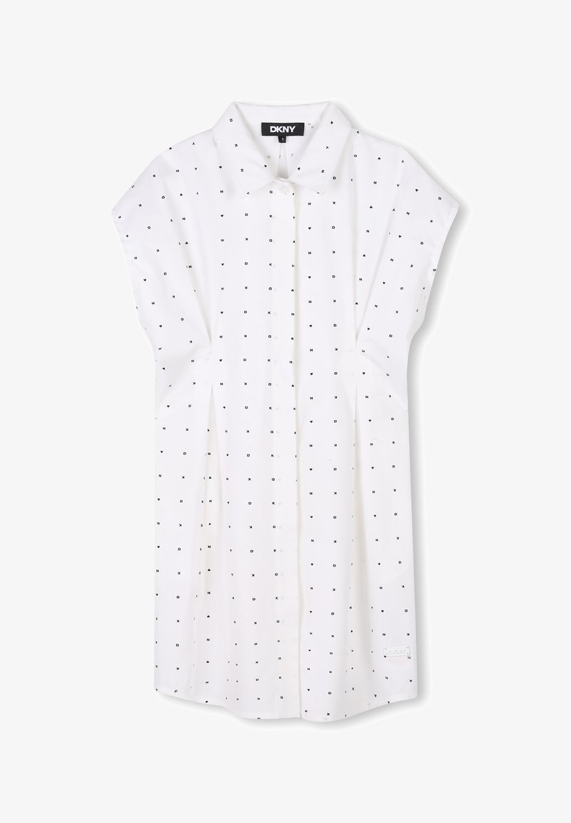 Chemise blanche à manches courtes avec un motif répétitif de cœurs noirs et de lettres. Tissu doux et léger.