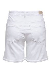 Shorts en denim blanc avec une texture lisse, des ourlets retroussés et deux poches arrière avec des détails de couture. Logo de la marque sur la ceinture.