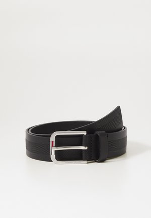 Zwarte leren riem met een gestructureerd oppervlak, zilveren metalen gesp met rode en witte accenten, met het merk "TOMMY JEANS" op de gesp.