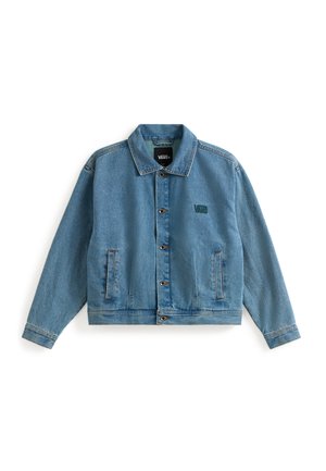 Jasnoniebieska dżinsowa kurtka z guzikami z przodu, dwoma bocznymi kieszeniami i zielonym haftowanym logo na lewej piersi. Klasyczny krój kołnierza.