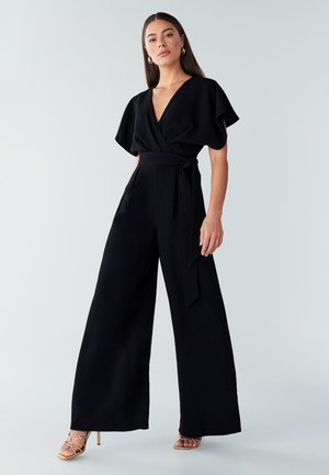 Zwarte jumpsuit met wijde pijpen en wikkelontwerp, diepe V-hals, korte mouwen en een ceintuur in de taille. Gladde stof met minimale textuur.