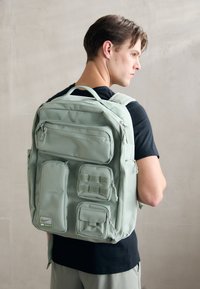 Unselected, jade horizon/oil green