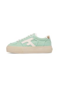 Baskets en toile vert menthe avec une épaisse semelle en caoutchouc beige, arborant un logo blanc et des détails de couture. Comprend des œillets beiges et un accent bouton.