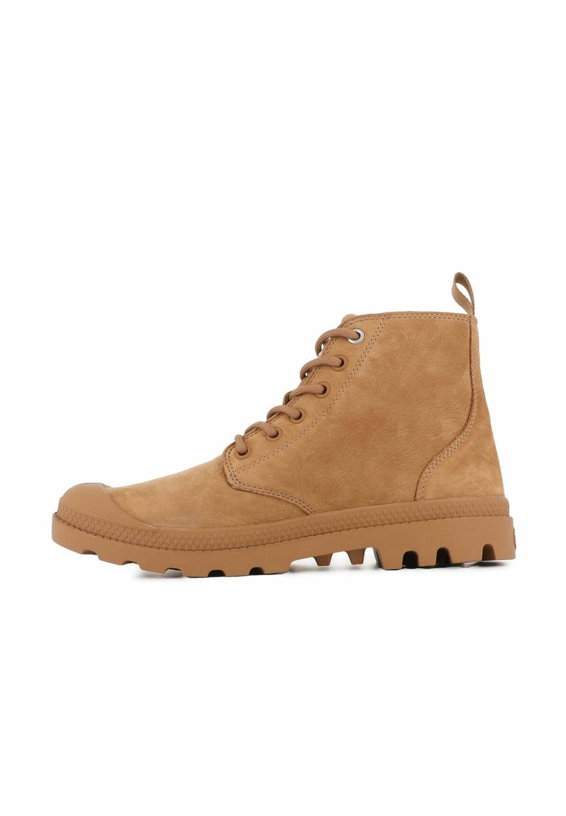 Botas de tobillo de ante color beige con puntera redondeada, cordones en la parte frontal y suela de goma con un patrón de tracción grueso. Asa en el talón para ponerlas fácilmente.