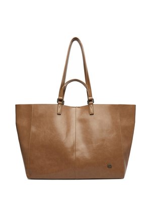 Bolso tote de cuero marrón con dos correas largas para el hombro y dos asas más cortas, detalle de costuras y pequeño logotipo metálico en la parte inferior derecha del frente.