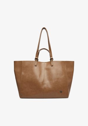 Braune Leder-Shopper-Tasche mit zwei langen Schulterriemen und zwei kürzeren Griffen, gestepptem Detail und kleinem Metall-Logo vorne unten rechts.