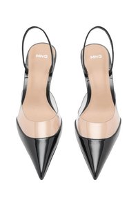 Pantofi cu toc slingback din piele patent neagră, cu vârf ascuțit, panouri laterale transparente și tălpi interioare bej cu logo-ul alb "MNG".