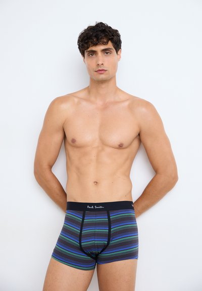 Herren Boxershorts in einem Design mit blauen und grünen horizontalen Streifen. Hergestellt aus elastischem Material mit einem schwarzen Bund, der das Logo trägt.