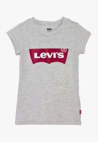 Šviesiai pilkas trumpomis rankovėmis marškinėliai su raudonu Levi's logotipu ir baltu tekstu, centruotu priekyje, nedidelis raudonas Levi's žymėjimas šone.
