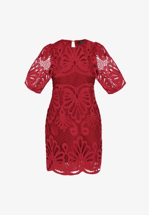 Vestido rojo de encaje con intrincados patrones florales, mangas cortas abullonadas y un detalle en la espalda con forma de ojal. La tela tiene un aspecto translúcido y texturizado.
