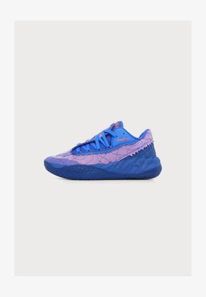 Puma, MB.05 LO UNISEX - Basketballschuh - bluemazing/glowing red
