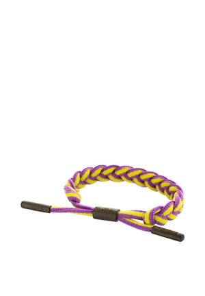 Bracelet tressé en cordons violets et jaunes avec fermoir et embouts en métal brun foncé sur fond blanc.