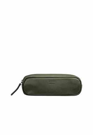 Olíva zöld színű, téglalap alakú bőr ceruzatartó cipzárral és finoman dombornyomott márkanévvel az elején.