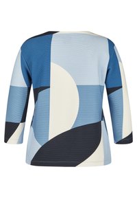 Blau- und cremefarbener Oberteil mit geometrischem Muster und drei Viertelärmeln. Verfügt über eine gerippte Textur und geschwungene Formen in verschiedenen Blautönen.