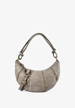 Bolso de mano gris de ante con forma de media luna, con tiras verticales tachonadas, correa ajustable con hebilla y asa de un solo hombro.