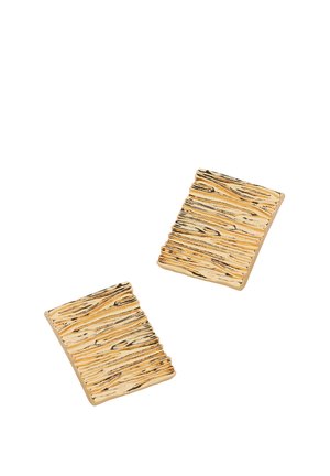 Zwei goldene rechteckige Ohrringe mit strukturierten, wellenförmigen horizontalen Linien vor weißem Hintergrund.