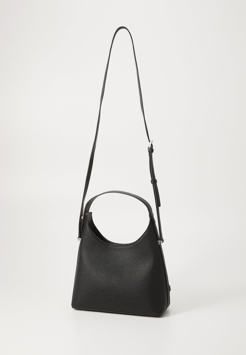 Bolso negro elaborado con material texturizado, con un asa en la parte superior con forma curva y una correa larga ajustable; diseño limpio y minimalista.