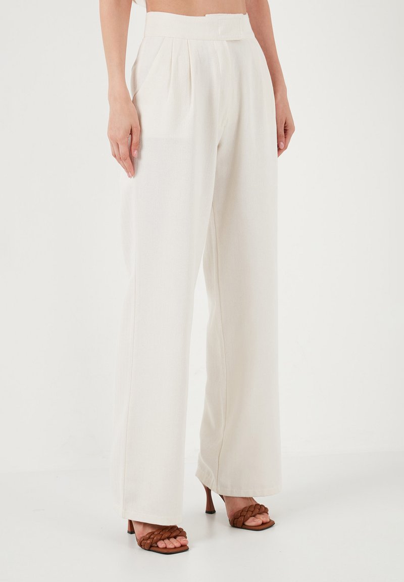LELA REGULAR FIT - Auduma bikses - beige