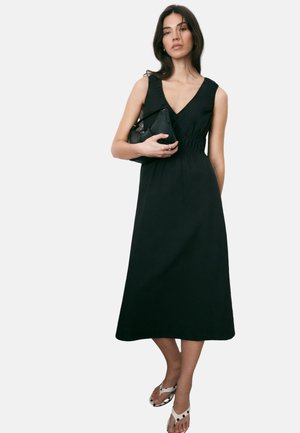 BHOEM, REGULAR FIT - BLACK SEERSUCKER WAISTED MIDI SLEEVELESS DRESS . - Hverdagskjole - black
