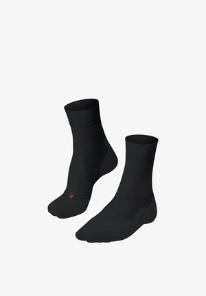 Een paar zwarte sokken tot halverwege de kuit met een duidelijke gescheiden teenontwerp, voorzien van een kleine rode "R" die de rechtervoet aangeeft.