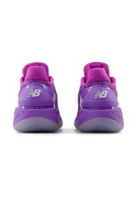 Scarpe da ginnastica viola con una parte superiore in sintetico liscio, dettagli testurizzati, colletto imbottito e suola a motivo per aderenza e supporto.