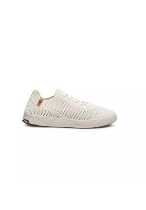 Lichtbeige lage sneaker met mesh bovenwerk, vetersluiting, platte rubberen zool en klein bruin logolabel dichtbij de hiel.