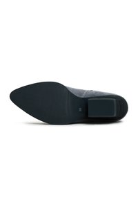 Cumpărătură cu toc gri închis, cu vârful ascuțit și o talpă texturată din cauciuc. Are un toc tip bloc și detalii embosate cu mărimea pe talpa interioară.