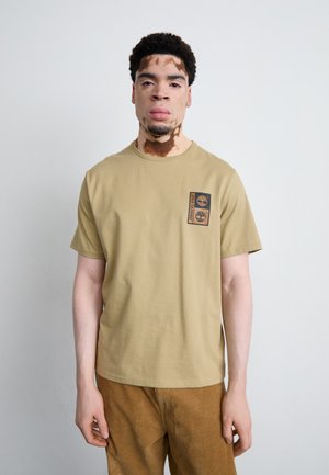 Timberland SHORT SLEEVE DOUBLE TREE ARCHIVE - Print T-shirt - lemon pepper