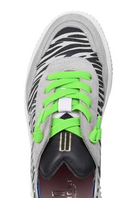 Sneaker con una toma in suede grigio e strisce zebrate nere, lacci verde neon e dettagli in pelle nera. Logo dorato sulla linguetta.