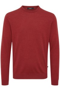 Pulover roșu tricotat, cu guler rotund și mâneci lungi. Prezintă o textură netedă și manșete și tiv drepte. Design minimalist.