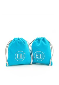 To turquoise stofposer med snorelukning. Hver med et cirkulært hvidt logo med teksten "Elli by Julie & Grace."