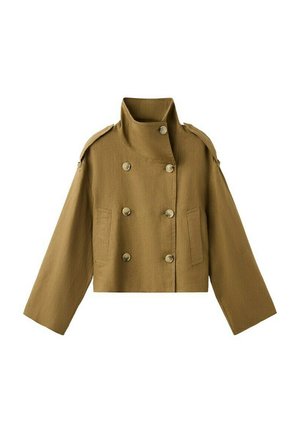 Chaqueta de color verde oliva recortada, doble botonadura, con cuello alto, hombreras abotonadas y dos bolsillos delanteros.