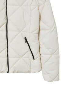 Giacca imbottita bianca con cuciture a rombi, dotata di cerniera e tasca nera, caratterizzata da un motivo geometrico a diamante e una texture morbida.