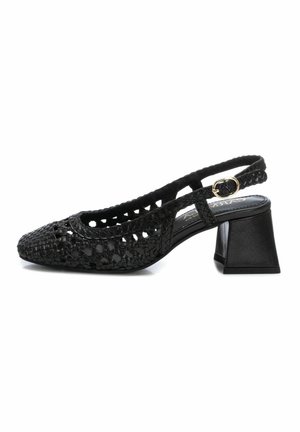 Scarpa slingback nera intrecciata con punta quadrata, tessuto testurizzato, tacco chiuso e tacco a blocco nero. Presenta una fibbia decorativa dorata.