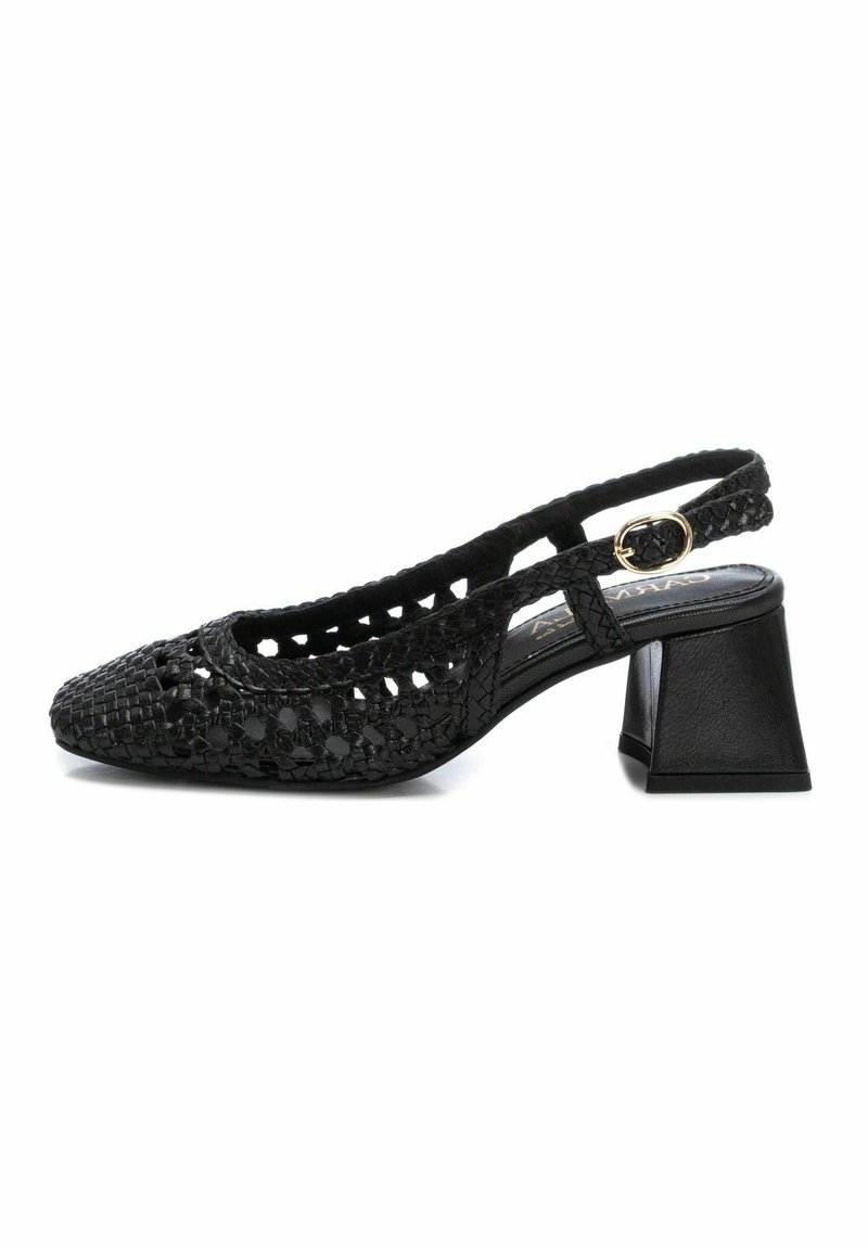 Zapato slingback tejido negro con punta cuadrada, tela texturizada, talón cerrado y un tacón negro en bloque. Presenta una hebilla decorativa dorada.