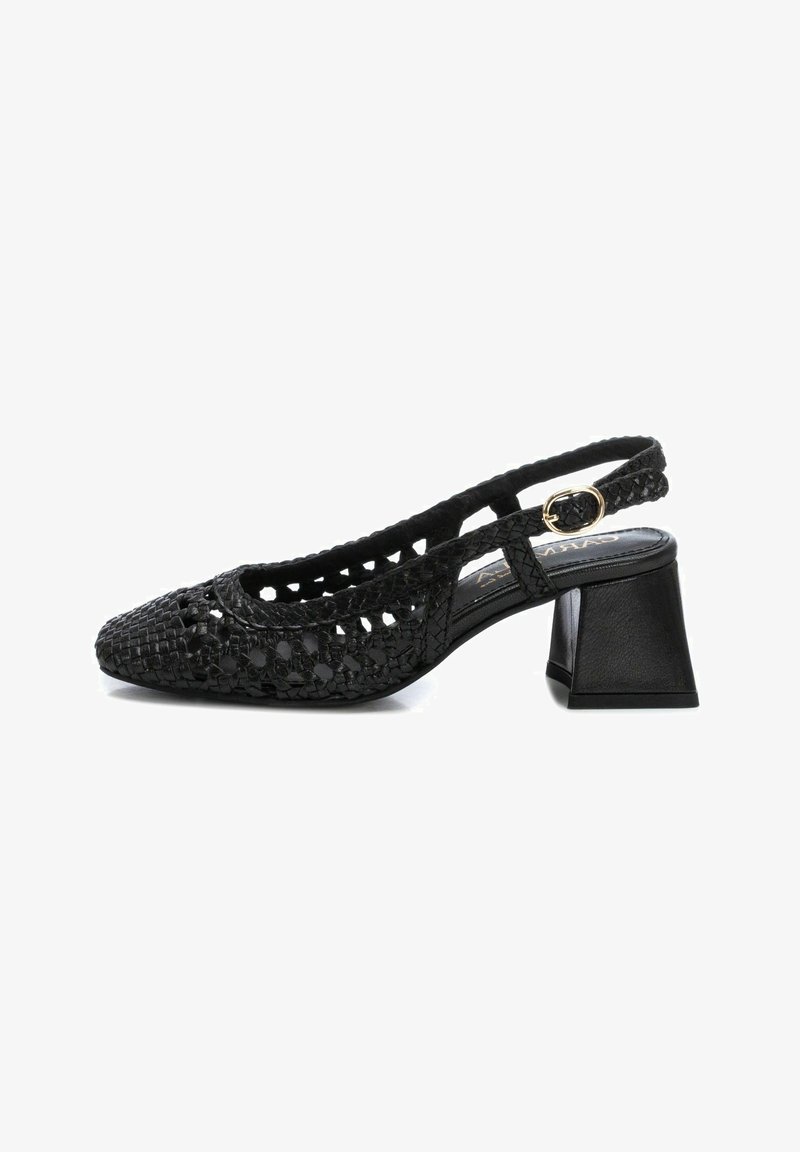 Zapato slingback tejido negro con punta cuadrada, tela texturizada, talón cerrado y un tacón negro en bloque. Presenta una hebilla decorativa dorada.