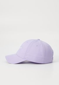 Lilla baseballcap med en buet skygge, struktureret krone og syninger. Har et enkelt hvidt logoaccent på fronten.