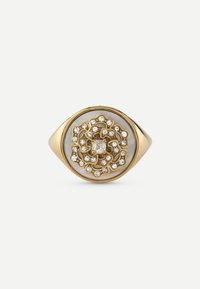 Ring in Gold- und Silberoptik mit einem runden Mittelstück aus Perlmutt, das ein filigranes Blumendesign aufweist, umgeben von klaren Kristallen.